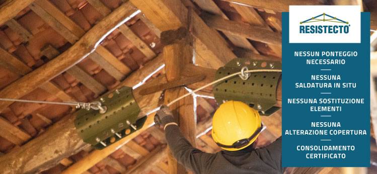 Operatore che inserisce il sistema Resistecto in una copertura con capriate in legno