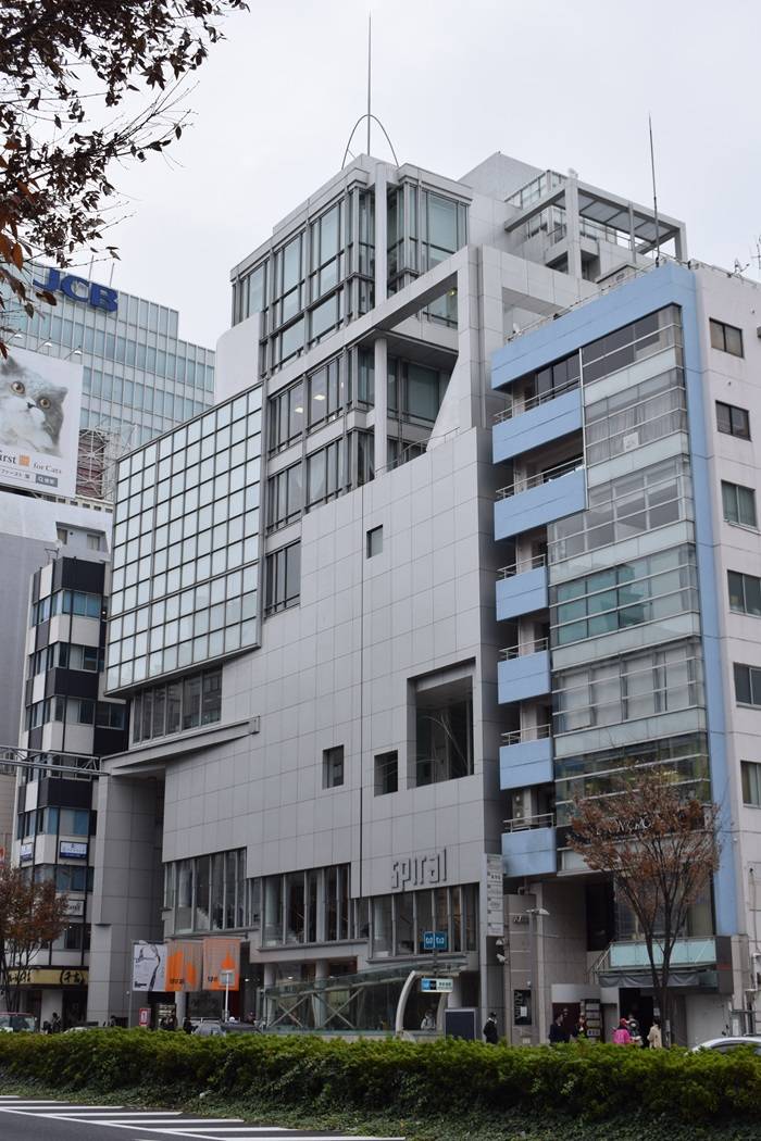 Spiral Hall (Tokyo, 1985): un edificio polifunzionale che ospita gallerie d'arte, negozi, uffici e spazi per eventi, noto per la sua scala a spirale distintiva.