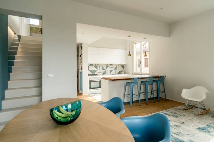 Interni dell'appartamento situato a Firenze, ristrutturato dallo studio Eutropia Architettura. Cucina e sala da pranzo con tonalità tendenti all'azzurro e al blu.