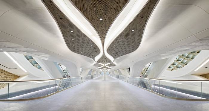 Interni della stazione della metropolitana del King Abdullah Financial District (KAFD), Zaha Hadid Architects.