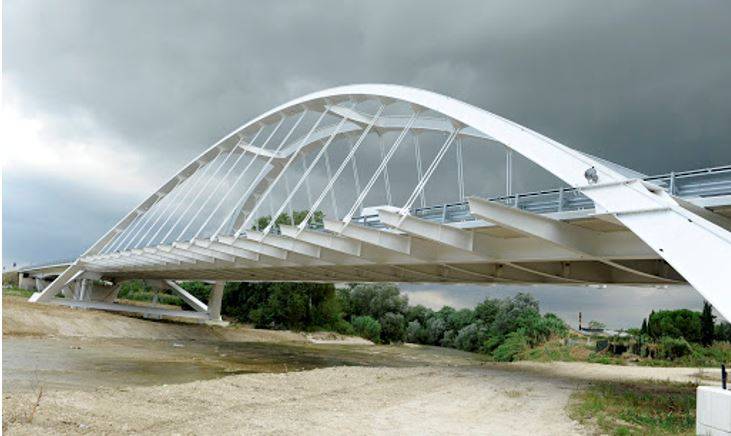 Ponte ad arco con isolamento sismico sul fiume Potenza