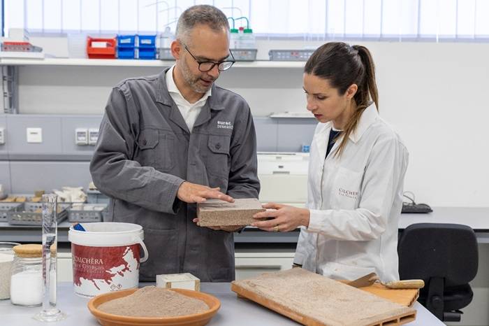 Marco Larcher, ricercatore Eurac Research autore dello studio assieme ad Anna Stefani di Calchèra San Giorgio presso l’Hygrothermal Testing Lab di Eurac Reserch.