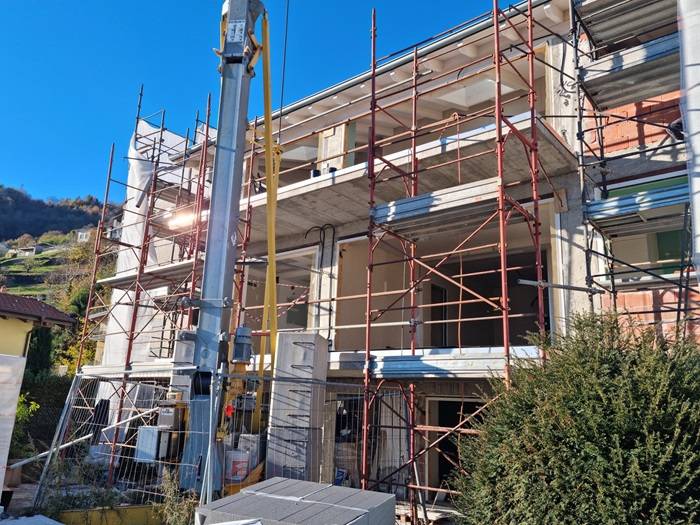 Il Cantiere palazzina residenziale a Gravedona a Como dove si è intervenuti sulla pavimentazione con riscaldamento radiante per ottenere un valore di isolamento dal rumore da calpestio secondo la normativa vigente.