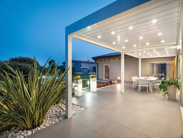 Pergola bioclimatica Joy di Gibus, LED integrati nelle lame per sfruttare la veranda di sera.