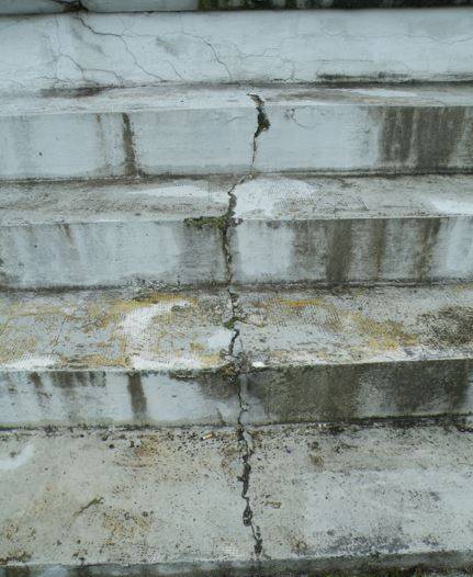 Fessurazione per mancanza di giunti sulle gradinate in calcestruzzo del Velodromo di Dalmine 