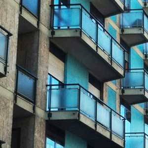 Ampliamento del balcone: senza titolo edilizio è abuso