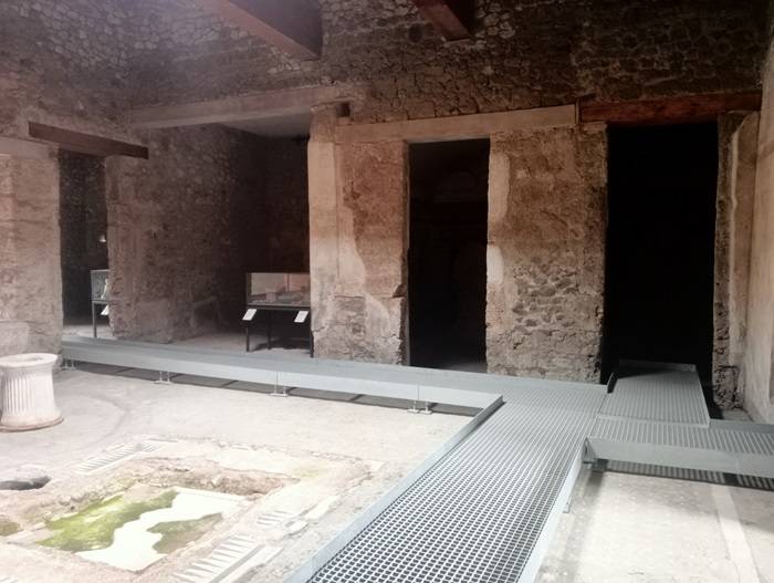 Casa di Cerere – Parco archeologico di Pompei. passerella pedonale in vetroresina