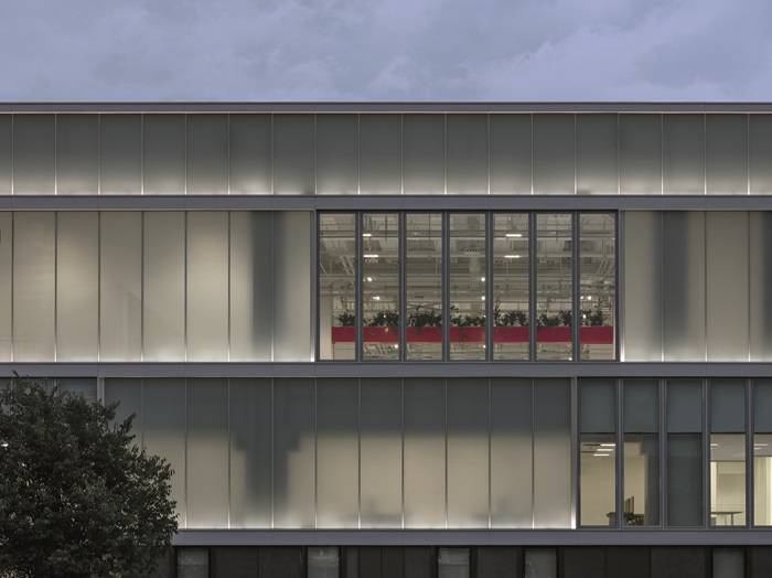 Facciata continua e luminosa con vetrate opaline del nuovo edificio E-building di Ferrari.