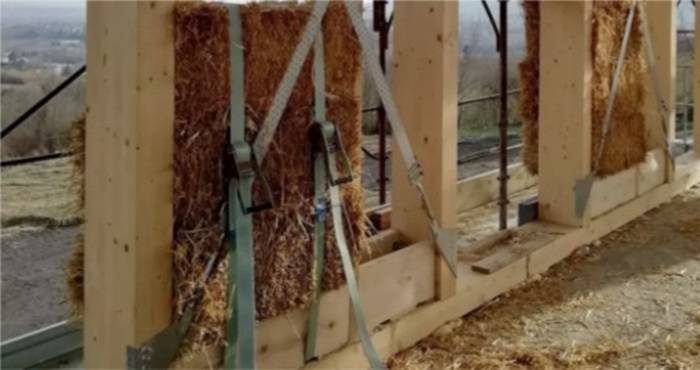 Particolare Muri struttura in legno e tamponatura in balle di paglia, azienda agricola biologica a Marsciano. (Terra e Paglia in collaborazione con Apincampo).