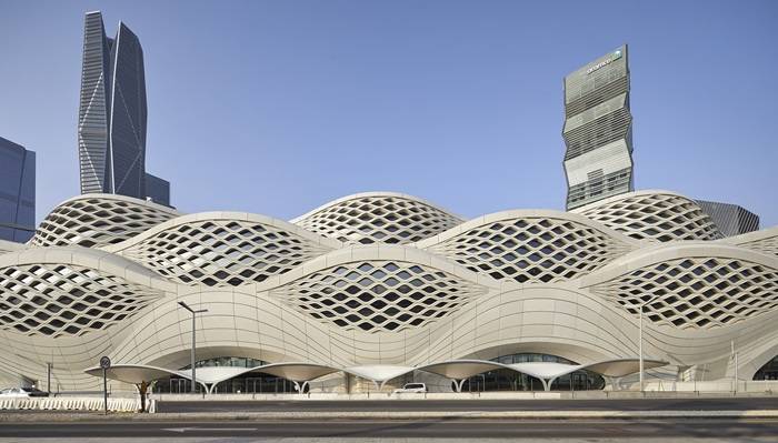 Rivestimento in pannelli di calcestruzzo ad alte prestazioni e forme sinusoidali. Stazione della metropolitana del King Abdullah Financial District (KAFD), Zaha Hadid Architects.