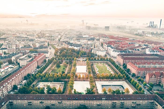 Copenhagen, l’Enghaveparken visto dall’alto: si può apprezzare la rigorosa struttura neoclassica, con una piscina a specchio, assi geometrici, parco giochi e palcoscenico.