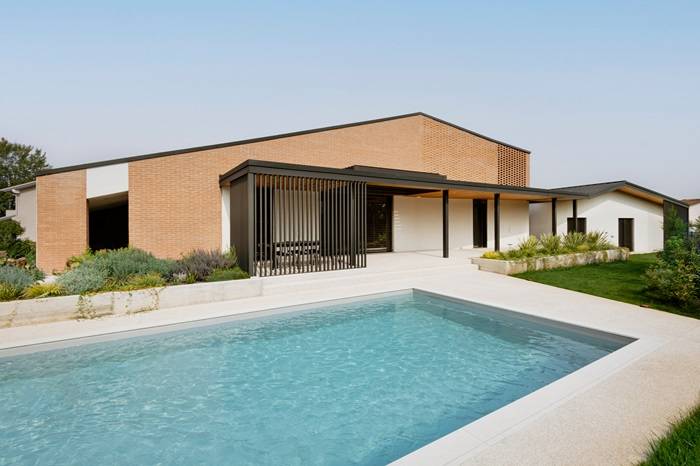 Facciata in mattoni faccia a vista, Villa a Pandino (Crema), tIPS Architects.