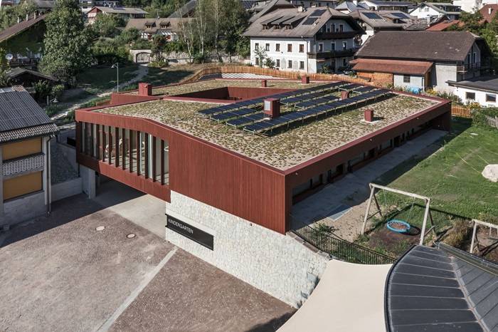 Scuola d’infanzia e asilo nido a Chienes, vista della copertura verde.