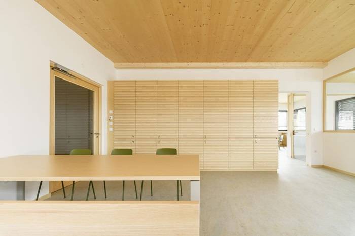 Interni con finiture in legno, Centro Sociale Trayah a Brunico.