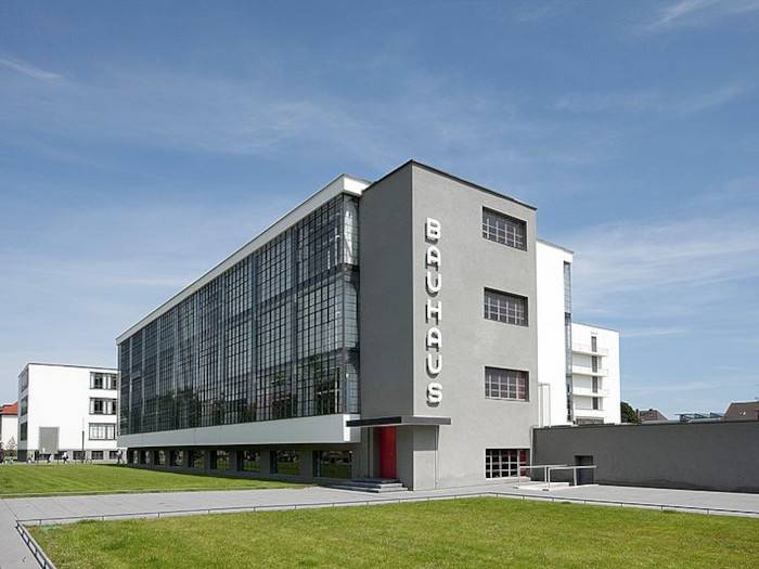 Edificio Bauhaus a Dessau, architettura: Walter Gropius, 1925–26 / foto: Tadashi Okochi, 2010.