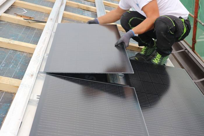 Applicazione del pannello fotovoltaico Wevolt X-Roof integrato nel tetto di colorazione nera.