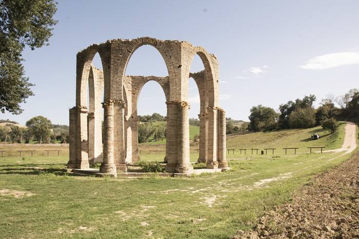 Riutilizzo del tempio della Madonna delle Cataste a Ponzano di Fermo.