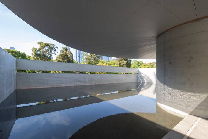 Vista interna del Padiglione MPavilion 10 disegnata da Tadao Ando.