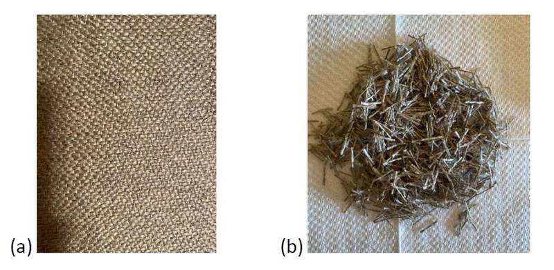 Tessuto in fibra di canapa (a) e fibre tagliate (b) impiegate nella miscela.