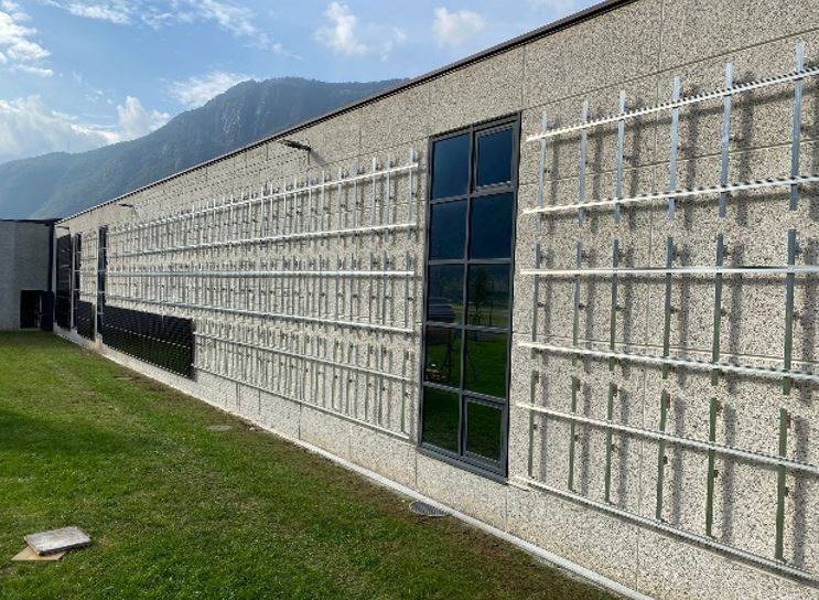 La struttura di fissaggio per la facciata fotovoltaica realizzata con i prodotti fischer
