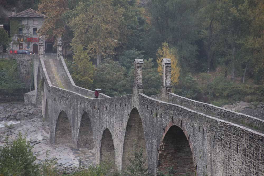 Ponte Gobbo (detto anche Ponte Vecchio o ponte del Diavolo) sul Trebbia.