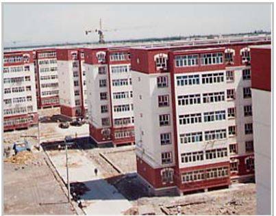 Alcuni dei 60 nuovi edifici residenziali in muratura isolati sismicamente nella Cina Occidentale nel 1996