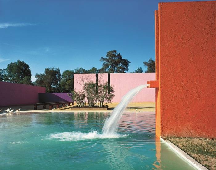 Luis Barragán (1902–1988), Cuadra San Cristóbal, Los Clubes, Atizapán de Zaragoza, Stato del Messico, 1966–1968. Cortile principale e piscina per cavalli (fotografia non datata, tardi anni '60).