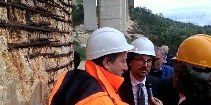 L'ex Ministro Danilo Toninelli fa il sopraluogo tecnico dei piloni dell'Autostrada dei Parchi