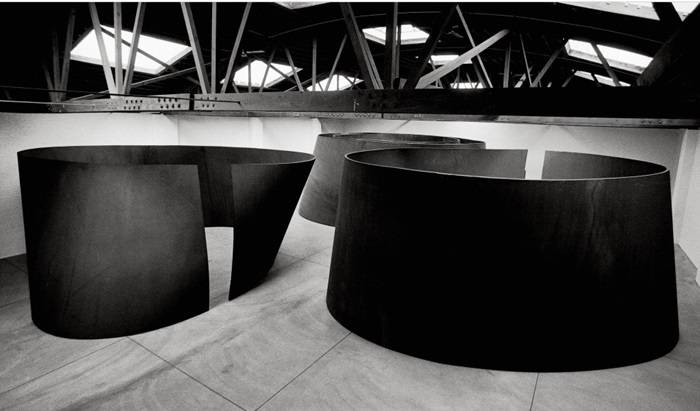 Vista dell'installazione, Richard Serra: Torqued Ellipses, Dia Center For the Arts, New York, 1997-98.