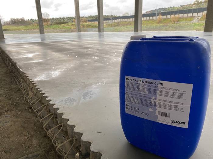 MAPECRETE LITHIUM CURE: trattamento consolidante, con effetto anti evaporante a base di silicati di litio