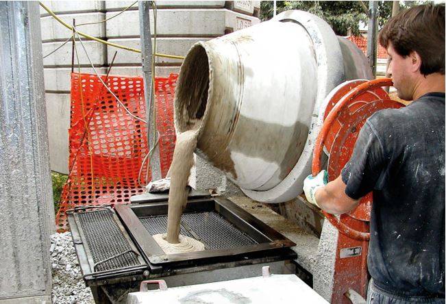 Figura 4: Miscelazione intonaco in betoniera e successivo riempimento di coclea di macchina montamalta.