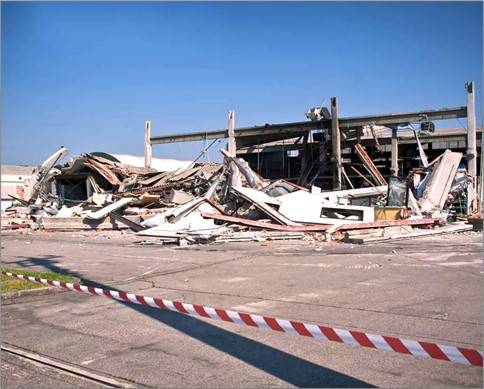 Figura 1 - Crollo di un capannone industriale in seguito al sisma (Emilia-Romagna, 2012).
