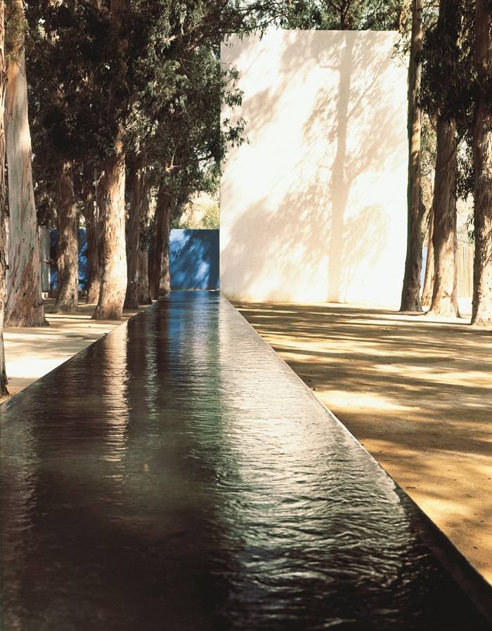 Luis Barragán (1902–1988), Las Arboledas, Atizapán de Zaragoza, Stato del Messico, 1957–1962. Fuente del Bebedero (fotografia non datata, primi anni '60).