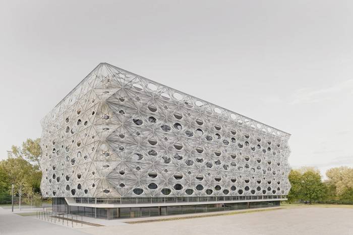 L'edificio Texoversum la cui facciata è costituita da un intreccio di fibre di vetro e carbonio.