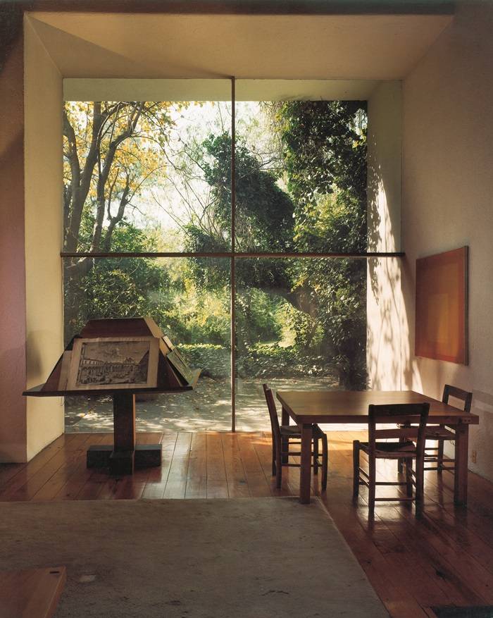 Luis Barragán (1902–1988), Casa Barragán, Città del Messico, 1948. Soggiorno (fotografia non datata, circa fine anni '60).