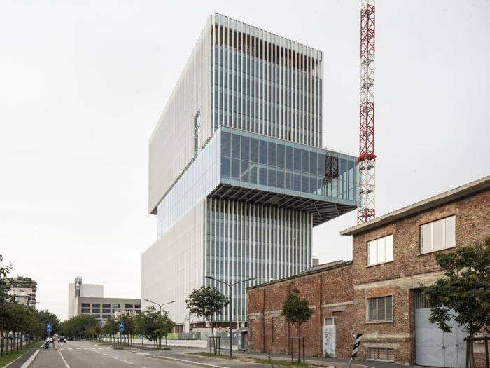 Torre Snam (Milano), immagine dell'edificio in costruzione.