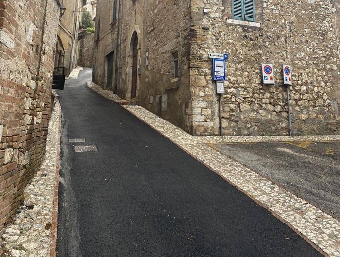 Pavimentazioni in acciottolato del centro storico di Amelia in Umbria realizzate con il sistema MAPESTONE CALCIX