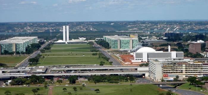 Brasilia, Distrito Federal, Brasile, 2006. Sono mostrati diversi edifici di Niemeyer: il Congresso sullo sfondo, a destra la famosa cattedrale, il nuovo museo nazionale e la nuova biblioteca nazionale.