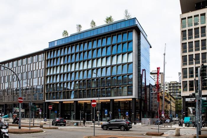 Ristrutturazione di un edificio di via Vittor Pisani, la grande via monumentale che unisce piazza della Repubblica con la stazione Centrale di Milano.