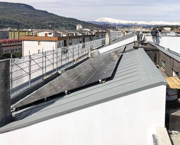 Pannello Isotec Parete come isolante, lamiera e impianto fotovoltaico in copertura.